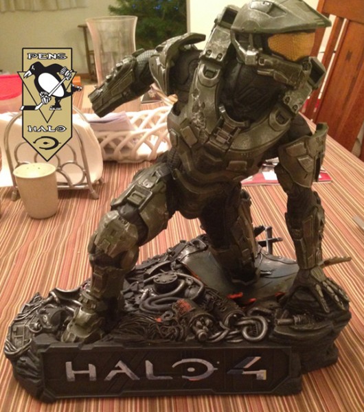 McF Halo 4 Master Chief Statue sans right hand-
